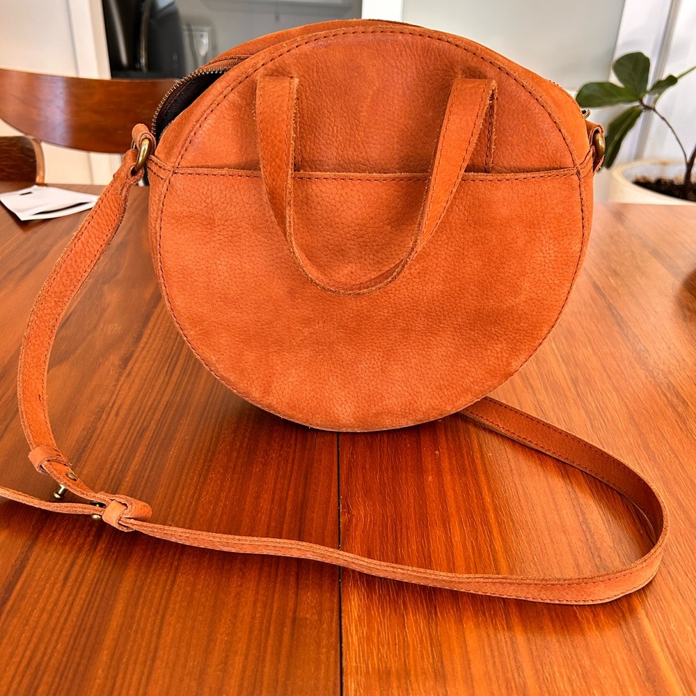 Vintage suede Madewell circular purse. A bit of wear, but great condition.